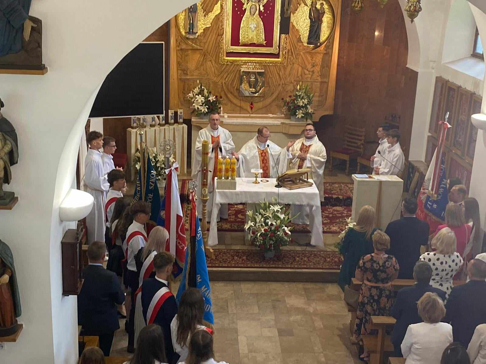 Zdjęcie Zakończenie roku 2024 - kościół (13)1af9ea60-e1fc-4675-8ded-694d9d9a8773.jpg w galerii Uroczystość zakończenia roku szkolnego 2023/2024